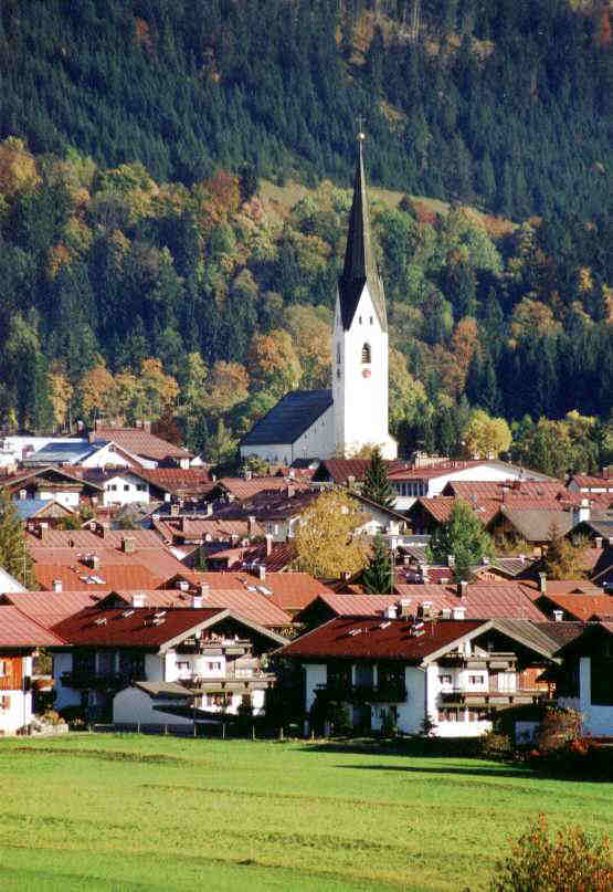 Ferienwohnung Rieck in der Sttzlestr. 9b Oberstdorf mit der Kirche am Marktplatz im Hintergrund